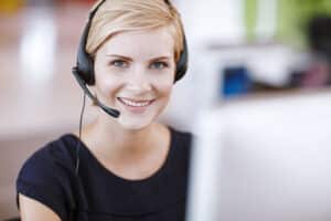 Une femme reçoit une demande téléphonique