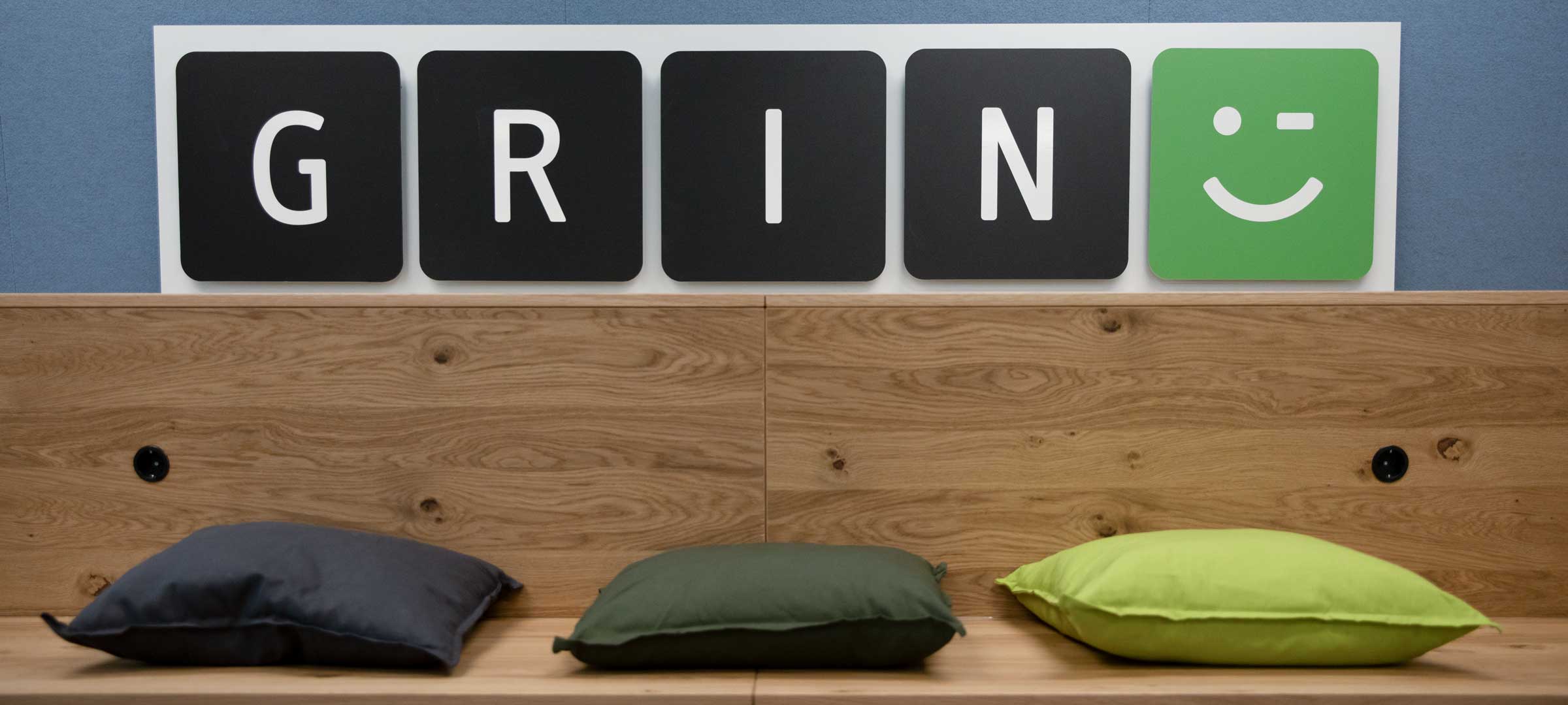 Titelbild: Sitzbereich mit Logo von GRIN