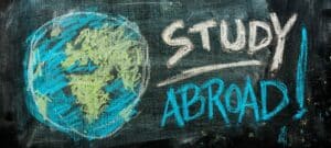 Bild einer Tafel, auf der mit Kreide "Study Abroad" geschrieben steht